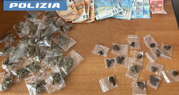 Poliziotto libero dal servizio individua pusher diciannovenne, arrestato dalle Volanti della Questura