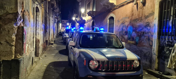 Controlli a tappeto della Polizia di Stato a San Berillo, sequestrata droga nascosta negli anfratti dei muri di edifici fatiscenti Controlli a tappeto della Polizia di Stato a San Berillo, sequestrata droga nascosta negli anfratti dei muri di edifici fatiscenti