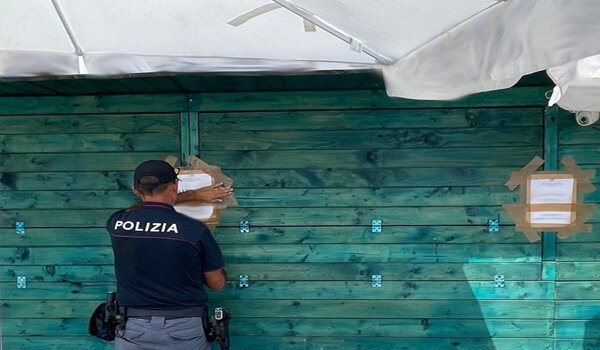 A Santa Tecla mantiene aperto il chiosco-bar violando l&rsquo;ordine di chiusura, denunciato dalla Polizia di Stato