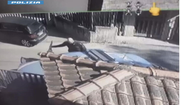 Tenta di farsi beffa della Polizia dopo un controllo, pregiudicato ventitreenne ai domiciliari pubblica sui social video offensivo