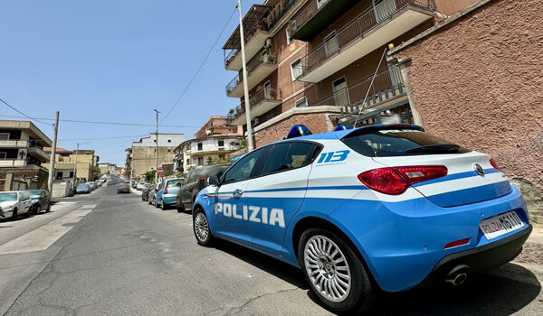 Ruba un televisore in un locale e 67 buste di salmone in una pescheria, arrestato dalla Polizia di Stato
