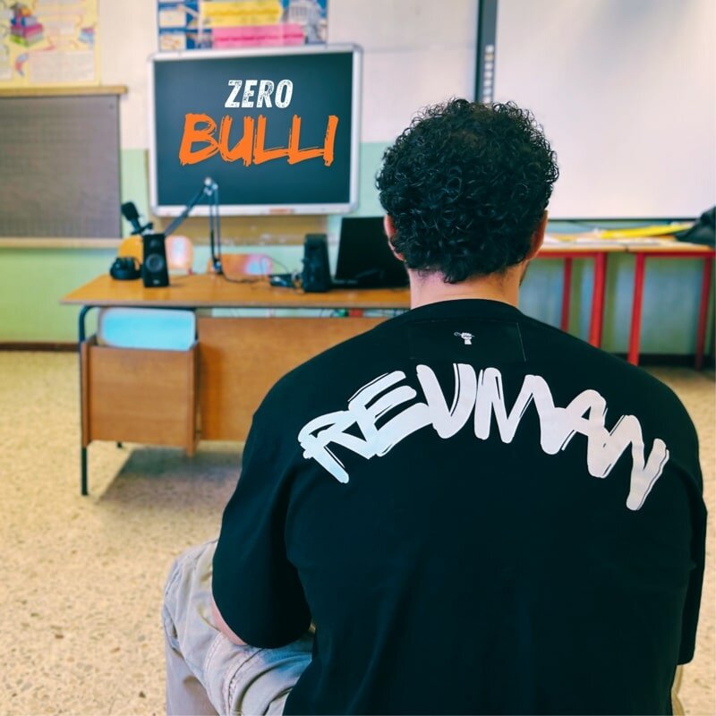 Il rapper-poliziotto REVMAN prosegue la sua lotta contro il bullismo con due inni di resistenza urbana