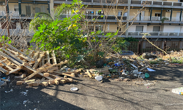 Ancora discarica a cielo aperto in Piazza Lombardo Radice, il Comitato Vulcania chiede telecamera di videosorveglianza Ancora discarica a cielo aperto in Piazza Lombardo Radice, il Comitato Vulcania chiede telecamera di videosorveglianza