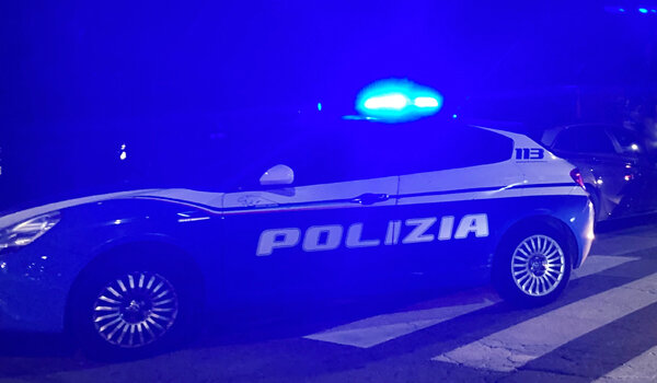 Girano a bordo di un’auto rubata, fermati dalla Polizia di Stato fuggono a piedi, ma uno viene bloccato e arrestato Girano a bordo di un’auto rubata, fermati dalla Polizia di Stato fuggono a piedi, ma uno viene bloccato e arrestato