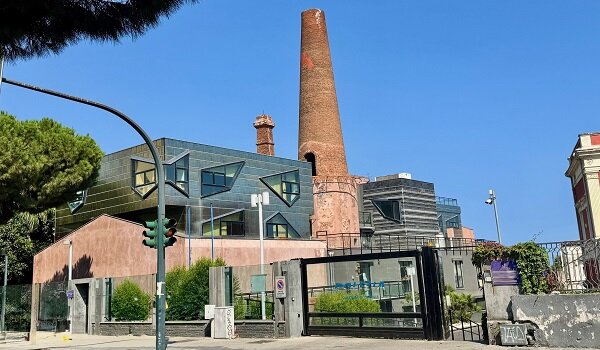 Sospesa dalla Polizia di Stato per 10 giorni la licenza di una discoteca di Capo Mulini, erano state somministrate bevande superalcoliche a minori Sospesa dalla Polizia di Stato per 10 giorni la licenza di una discoteca di Capo Mulini, erano state somministrate bevande superalcoliche a minori