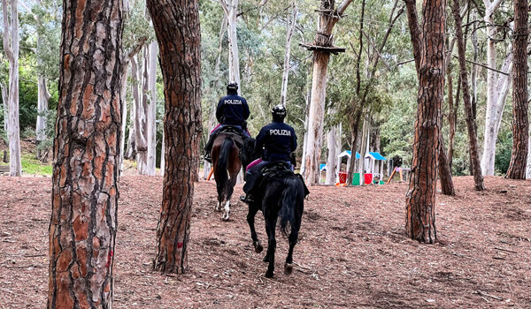 Poliziotto libero dal servizio individua e arresta due ladri intenti a rubare uno scooter elettrico alla Plaia