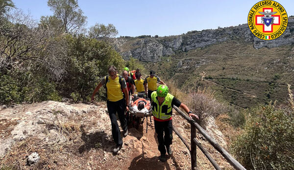 Intervento di soccorso ad una donna infortunatasi nella zona di Contrada Stallaini, nella Riserva Cavagrande del Cassibile