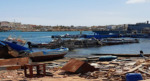 Lampedusa, iniziata la rimozione delle imbarcazioni dei migranti al Molo Favaloro