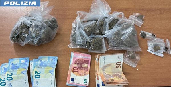Dosi di hashish e marijuana nel borsello pronte per essere spacciate, arrestati due giovani pusher catanesi