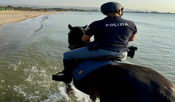 Controlli in spiaggia e al Boschetto della Playa, azione preventiva e di contrasto all&rsquo;illegalit&agrave; della squadra a cavallo della Polizia di Stato
