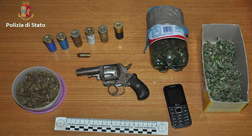 Arrestato dalla Polizia a Centuripe per produzione e detenzione ai fini di spaccio di marijuana e detenzione illegale di arma da fuoco