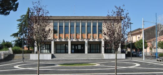 Parmalat dona generi alimentari alla comunità di Pedara grazie alla LCT, distribuzione nel parcheggio Auteri Parmalat dona generi alimentari alla comunità di Pedara grazie alla LCT, distribuzione nel parcheggio Auteri