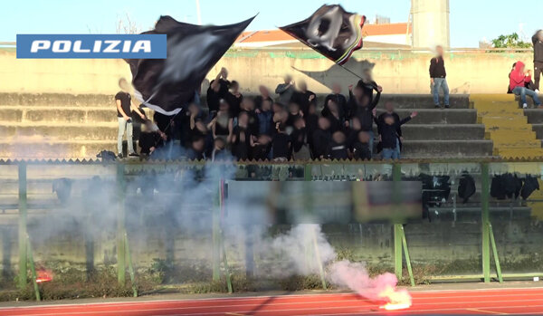 Fumogeni e petardi sugli spalti dello stadio &ldquo;Aci e Galatea&rdquo; di Acireale, 4 ultras della Nissa denunciati e daspati dalla Polizia di Stato