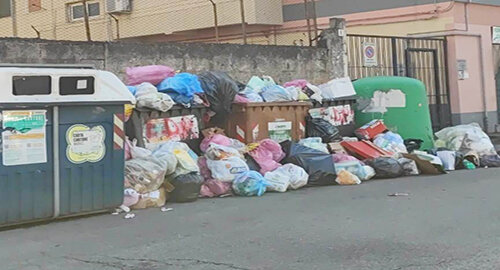 La città sommersa dai rifiuti, segnalazione del Comitato Romolo Murri La città sommersa dai rifiuti, segnalazione del Comitato Romolo Murri
