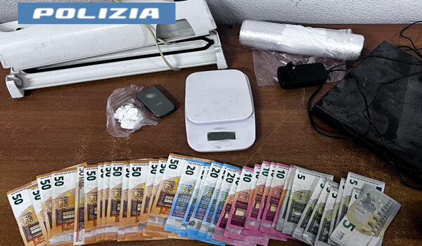 Arrestato spacciatore dalla Polizia di Stato, sequestrati cocaina e denaro in contanti Arrestato spacciatore dalla Polizia di Stato, sequestrati cocaina e denaro in contanti