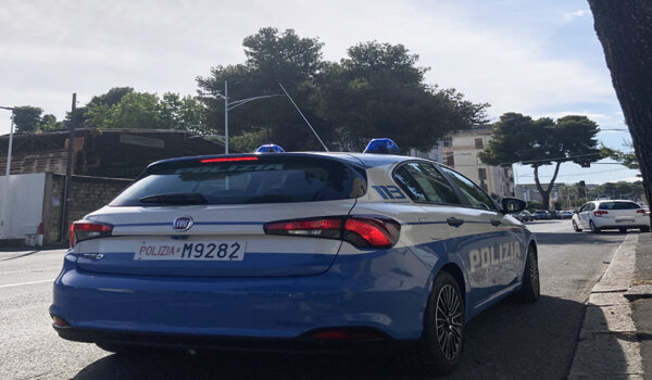 Coltello e manganello per un parcheggio condominiale, lite tra due trentenni denunciati dalla Polizia di Stato per minacce aggravate Coltello e manganello per un parcheggio condominiale, lite tra due trentenni denunciati dalla Polizia di Stato per minacce aggravate