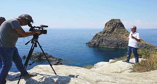 "Linea Verde Radici" di Rai 1 e Studio Aperto "MAG" di Italia 1 alla scoperta dell’Isola Lachea e dei Faraglioni dei Ciclopi "Linea Verde Radici" di Rai 1 e Studio Aperto "MAG" di Italia 1 alla scoperta dell’Isola Lachea e dei Faraglioni dei Ciclopi