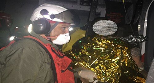 Evacuazione medica della Guardia Costiera di Catania nella notte a largo della Sicilia orientale, soccorso migrante somalo