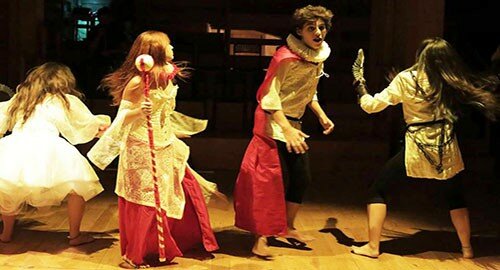 "Alle Armi" al "Roots" di Catania, parlano i giovani quattro protagonisti: "Da folli sognatori guidiamo il pubblico in un mondo fatato, per uscire dalla banalità" "Alle Armi" al "Roots" di Catania, parlano i giovani quattro protagonisti: "Da folli sognatori guidiamo il pubblico in un mondo fatato, per uscire dalla banalità"