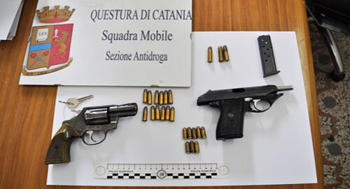 Arrestato dalla Polizia nel quartiere San Cristoforo per detenzione illegale di armi