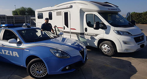 Ritrovato dalla Polizia camper rubato alla Plaia a due turisti bergamaschi Ritrovato dalla Polizia camper rubato alla Plaia a due turisti bergamaschi