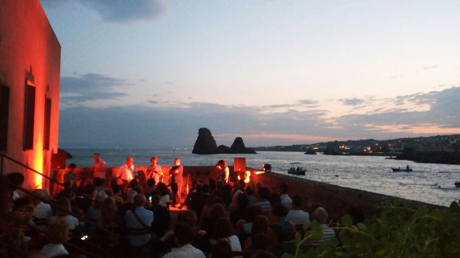 La musicista catanese Ginevra Gilli incanta il pubblico dell’Isola Lachea con il concerto d’arpa celtica “I Canti delle Sirene” La musicista catanese Ginevra Gilli incanta il pubblico dell’Isola Lachea con il concerto d’arpa celtica “I Canti delle Sirene”