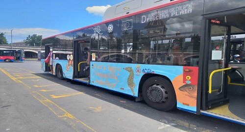 Amts, potenziate le linee di trasporto pubblico verso il mare con corse bus aggiuntive, nuova veste grafica per i mezzi diretti alla Plaia e alla Scogliera