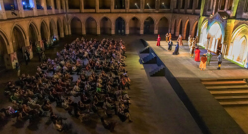 Nel chiostro dell&rsquo;Istituto per ciechi Ardizzone Gioeni di Catania l'adattamento del regista Giovanni Anfuso della commedia "Le allegre comari di Windsor" di William Shakespeare