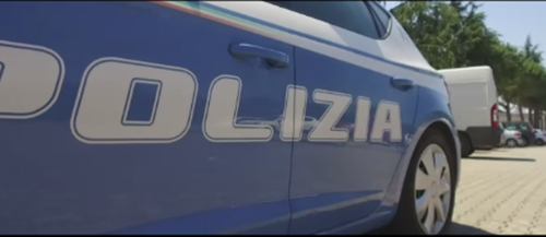 Volanti intervengono nel quartiere San Cristoforo per una lite in famiglia e sequestrano venti coltelli e un fucile a canne mozze Volanti intervengono nel quartiere San Cristoforo per una lite in famiglia e sequestrano venti coltelli e un fucile a canne mozze