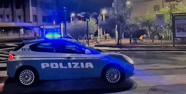Usa il telefono mentre guida e fugge al controllo, ventenne denunciata e sanzionata dalla Polizia di Stato