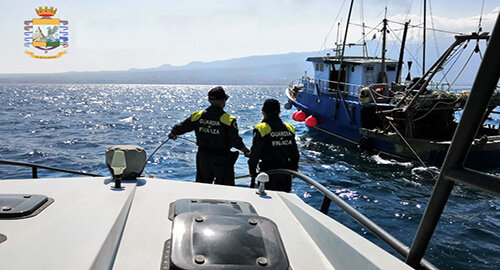 Salvate dalla Guardia di Finanza 37 persone sul litorale catanese interessato da un vasto incendio Salvate dalla Guardia di Finanza 37 persone sul litorale catanese interessato da un vasto incendio