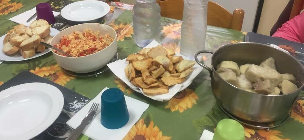 Il laboratorio di cucina della cooperativa Proxima di Ragusa un modo per integrare le culture tra le ospiti e gli operatori Il laboratorio di cucina della cooperativa Proxima di Ragusa un modo per integrare le culture tra le ospiti e gli operatori