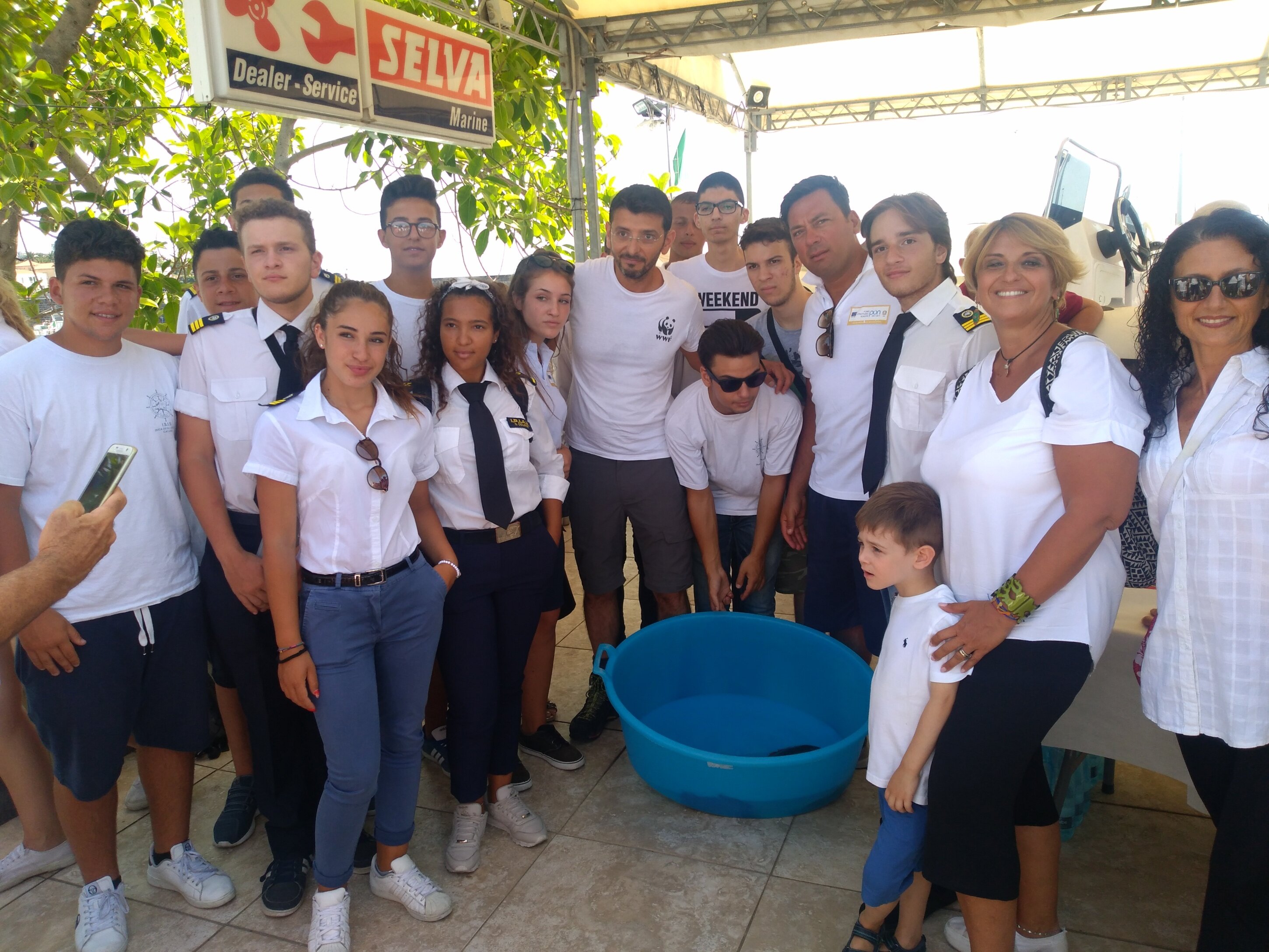 Studenti dell&rsquo;Isis &ldquo;Duca degli Abruzzi&rdquo; di Catania con Guardia Costiera e volontari WWF liberano in mare una tartaruga della specie Caretta Caretta