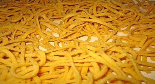 Gli &ldquo;spaghetti alla chitarra&rdquo;, ecco le tecniche di produzione tradizionali e le idee per cucinarli&hellip;