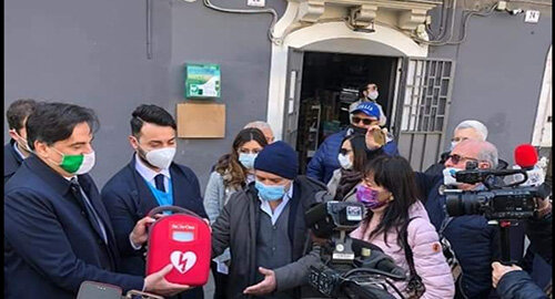 Un altro defibrillatore in piazza Bellini in sostituzione di quello rubato