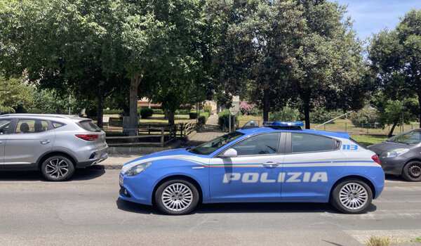 Continua il pugno duro della Polizia di Stato nei confronti dei parcheggiatori abusivi Continua il pugno duro della Polizia di Stato nei confronti dei parcheggiatori abusivi
