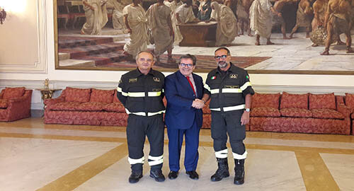 Il sindaco Enzo Bianco riceve il nuovo direttore Regionale dei Vigili del Fuoco Roberto Lupica Il sindaco Enzo Bianco riceve il nuovo direttore Regionale dei Vigili del Fuoco Roberto Lupica