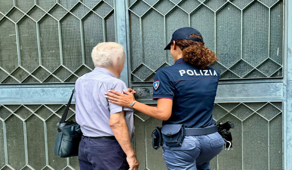 Aggredisce gli anziani genitori dopo il loro rifiuto di consegnargli del denaro per acquistare droga e giocare d’azzardo, trentenne arrestato dalla Polizia di Stato Aggredisce gli anziani genitori dopo il loro rifiuto di consegnargli del denaro per acquistare droga e giocare d’azzardo, trentenne arrestato dalla Polizia di Stato