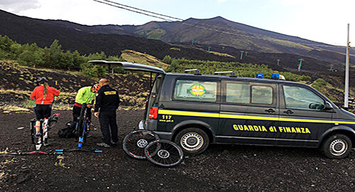 Brutta avventura ieri per due ciclisti sulle zone sommitali dell&rsquo;Etna, salvati dal Soccorso Alpino della Guardia di Finanza (SAGF) di Nicolosi