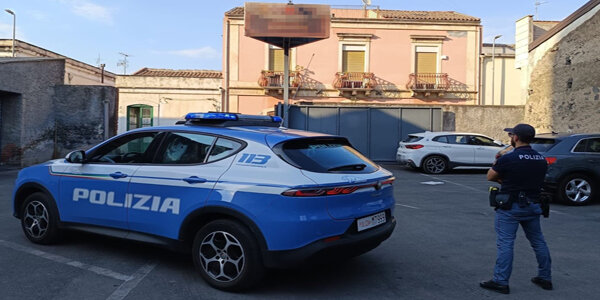 Rapinatore arrestato dalla Polizia di Stato grazie all'aiuto dei dipendenti di un supermercato e di un ispettore della Polizia Municipale libero dal servizio