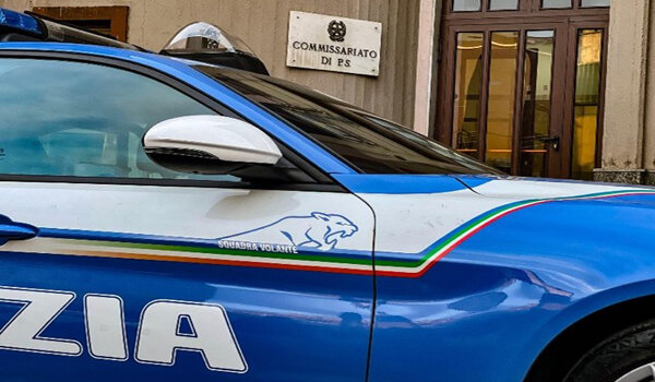 Minaccia i vicini con un fucile, si barrica in garage e punta l&rsquo;arma contro i poliziotti, arrestato settantaduenne di Adrano