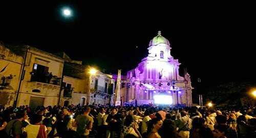 Stasera alla Cava di San Bartolomeo, a Scicli, il "Taranta Sicily Fest", protagonisti i Lautari e gli Ariacorte, nel pomeriggio stage di pizzica e mercatino dell'artigianato