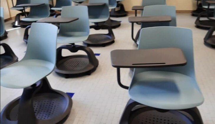 Gestione Covid, nel ripostiglio di una scuola 560 banchi a rotelle inutilizzati per un valore di 84 mila euro