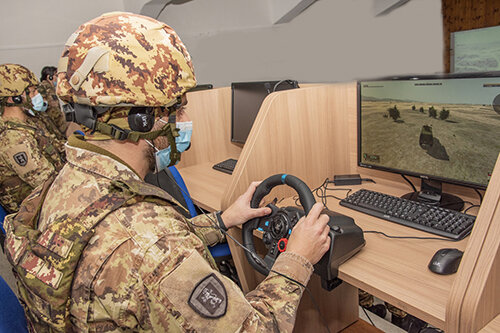 3--le-unita-di-manovra-si-addestrano-con-il-simulatore-virtual-battle-space-vbs-1-1388022951.jpg