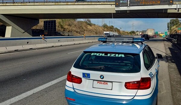 Trasportava formaggi in condizioni non idonee, sanzionato dalla Polizia di Stato Trasportava formaggi in condizioni non idonee, sanzionato dalla Polizia di Stato