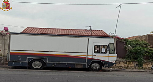 Sequestrato dalla Polizia camion dei panini in via Del Rotolo