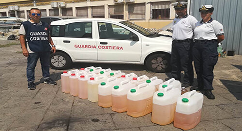 Rinvenuti dalla Guardia Costiera fusti di carburante sul litorale catanese Rinvenuti dalla Guardia Costiera fusti di carburante sul litorale catanese