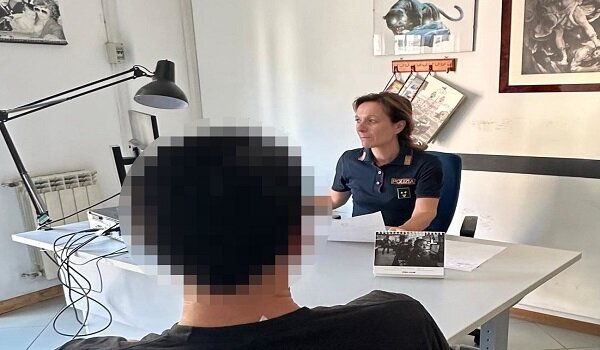 Raggirano catanese proponendo una polizza a costi bassi, Polizia di Stato smantella collaudato sistema di truffe assicurative Raggirano catanese proponendo una polizza a costi bassi, Polizia di Stato smantella collaudato sistema di truffe assicurative