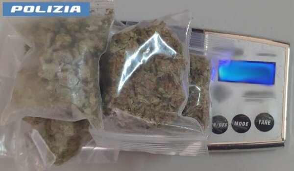 Con la droga sotto al sedile dell&rsquo;auto, due giovani pusher in trasferta arrestati dalla Polizia di Stato