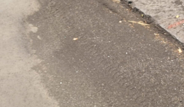 Tombini completamente ricoperti dalla cenere vulcanica nel III Municipio